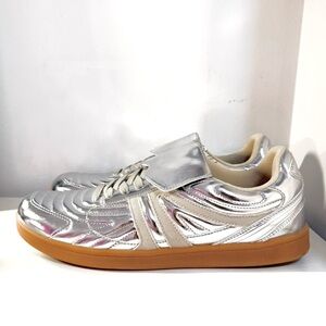 Steve Madden Silver Madrid Sneakers Size 11, brand new without tags
